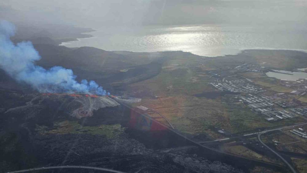 İzlanda’nın Reykjanes Yarımadası’ndaki yanardağda patlama