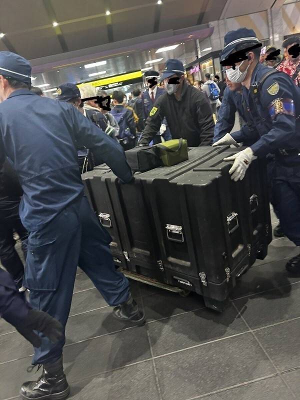 Japonya’da tren istasyonunda şüpheli paket paniği