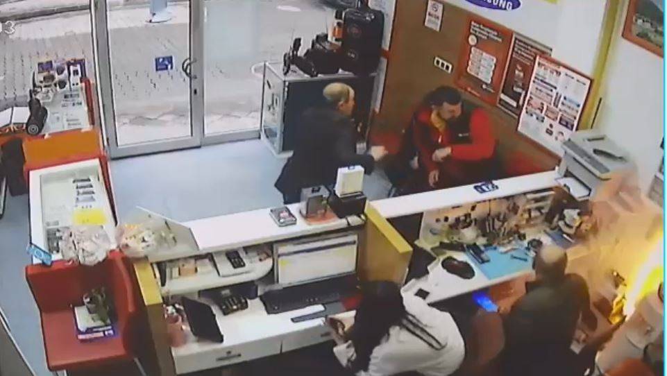 Artvin’de tamir için getirilen cep telefonu bomba gibi patladı