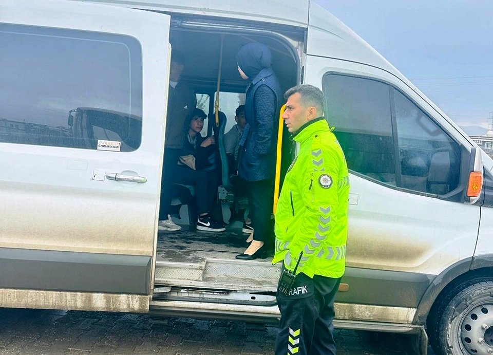 cizrede-okul-servis-araclari-denetlendi-3.jpg