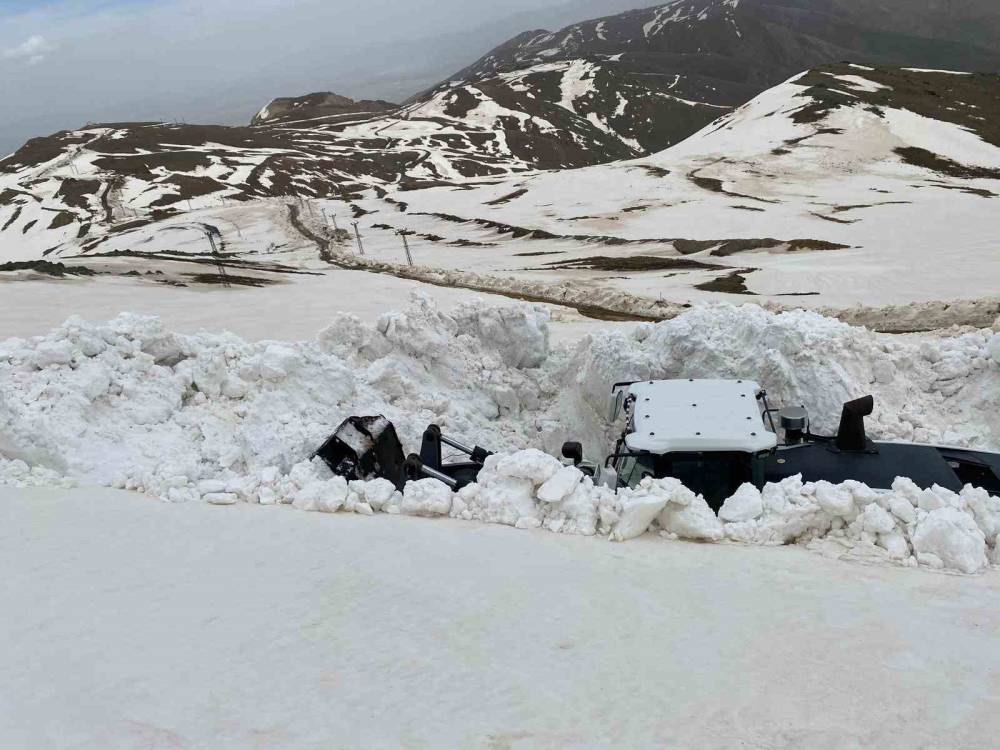 Hakkari’de karla mücadele çalışması devam ediyor