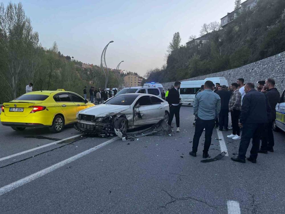 Bitlis’te otomobil ile minibüs kafa kafaya çarpıştı: 8 yaralı