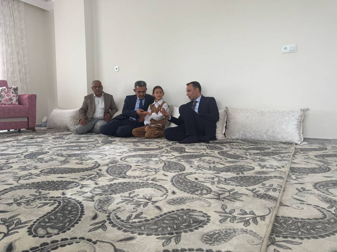 vali-ekici-ve-kaymakam-koctan-kibris-gazisi-ve-sehit-ailesine-ziyaret2.jpg