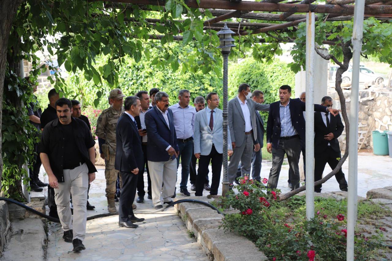 vali-ekiciden-koy-ziyaretleri-hem-acilis-hem-vatandas-bulusmasi-3.jpg