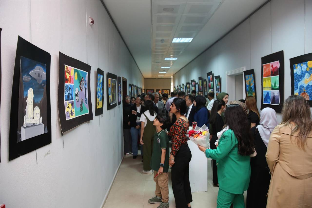 rnakta-gelecegin-sanatcilari-bu-sergide-bulustu3.jpg