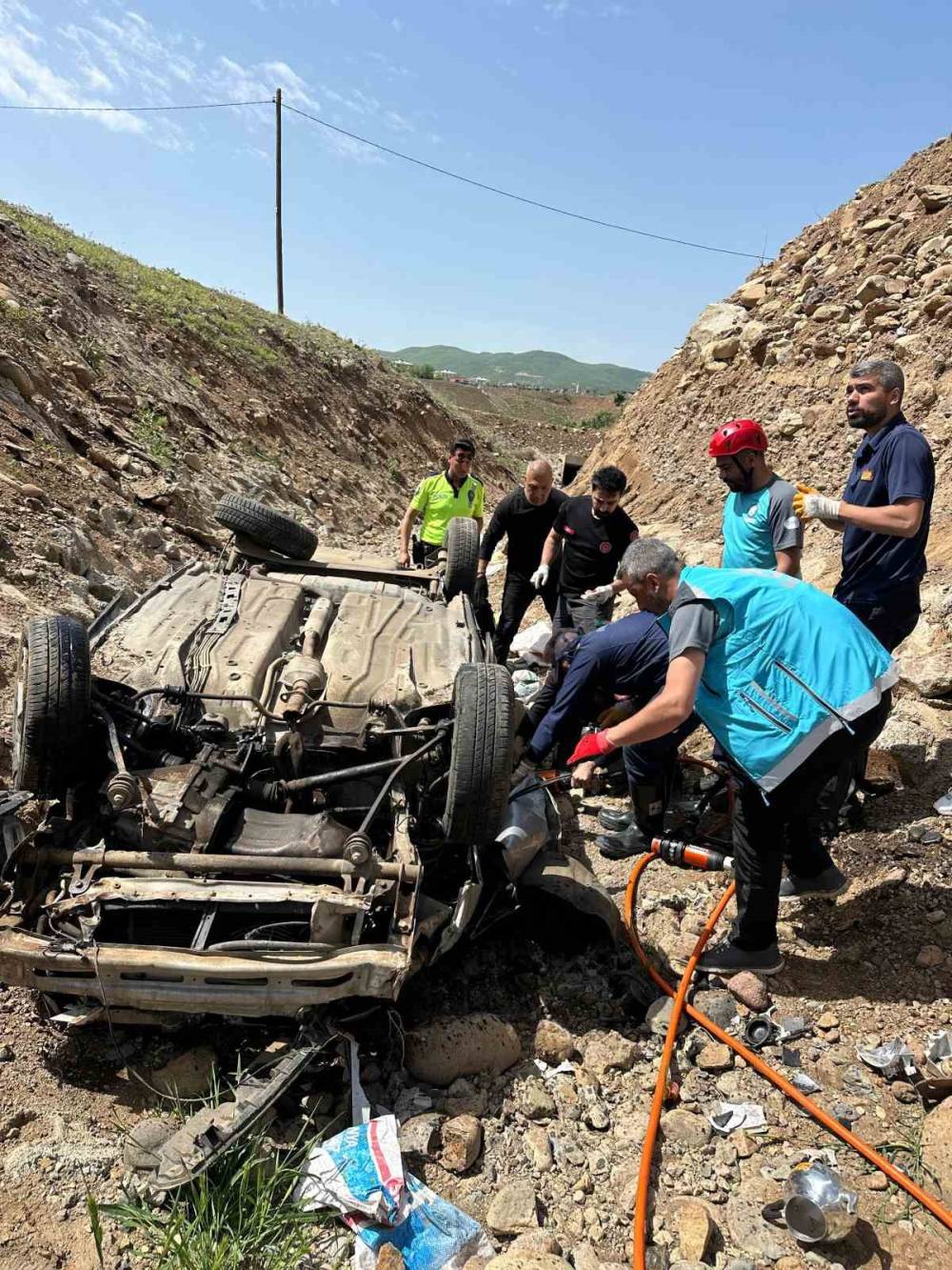 Bingöl’de otomobil dereye uçtu: 7 yaralı