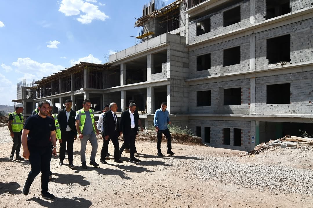 cizre-calismalari-hizla-devam-eden-cizre-75-yatakli-kdch20-unit-adsm-insaat-alaninda-incelemelerde-bulunduk-il-saglik-mudur-vekilimiz-sayin-dr-gokhan-binici-ve-yapimini-ustlenen-firma-yetkililerinden-calismal-1.jpg
