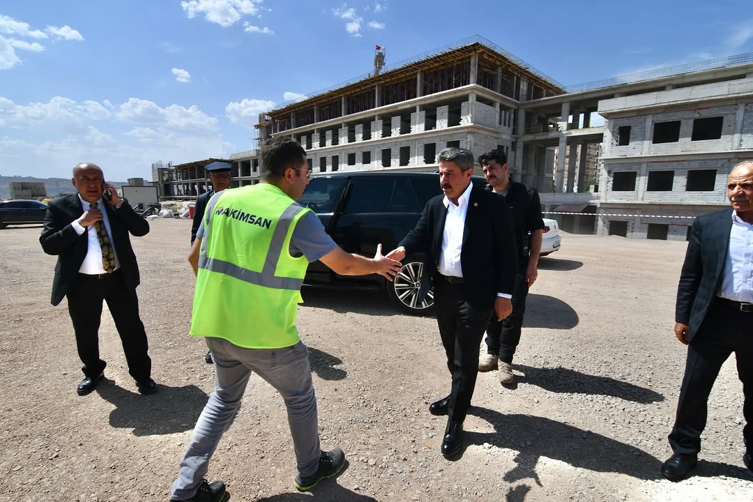 cizre-calismalari-hizla-devam-eden-cizre-75-yatakli-kdch20-unit-adsm-insaat-alaninda-incelemelerde-bulunduk-il-saglik-mudur-vekilimiz-sayin-dr-gokhan-binici-ve-yapimini-ustlenen-firma-yetkililerinden-calismalar-h.jpg