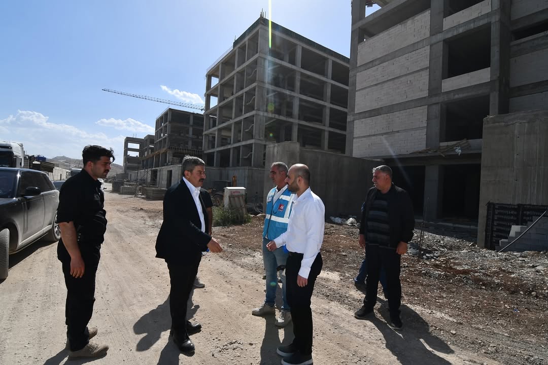 sirnak-500-yatakli-devlet-hastanesi-insaatinda-incelemelerde-bulunduk-sirnakimiz-icin-buyuk-onem-tasiyan-500-yatakli-devlet-hastanemizin-insaat-alaninda-incelemelerde-bulunarak-yuklenici-firma-yetkililerinden-1.jpg