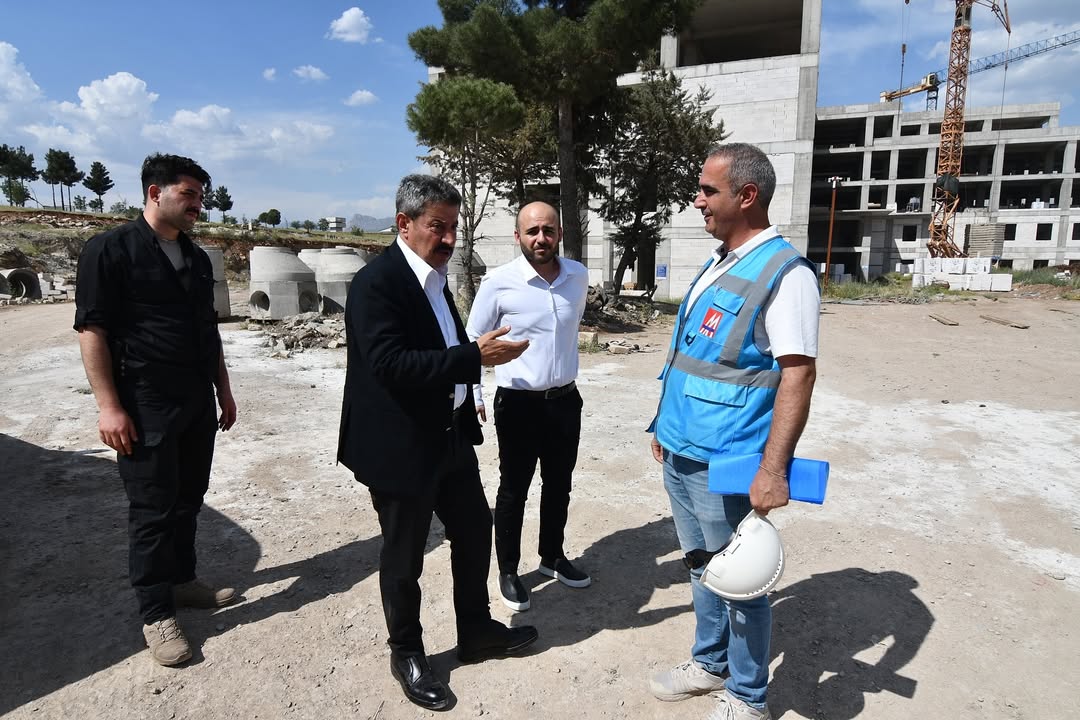 sirnak-500-yatakli-devlet-hastanesi-insaatinda-incelemelerde-bulunduk-sirnakimiz-icin-buyuk-onem-tasiyan-500-yatakli-devlet-hastanemizin-insaat-alaninda-incelemelerde-bulunarak-yuklenici-firma-yetkililerinden-3.jpg