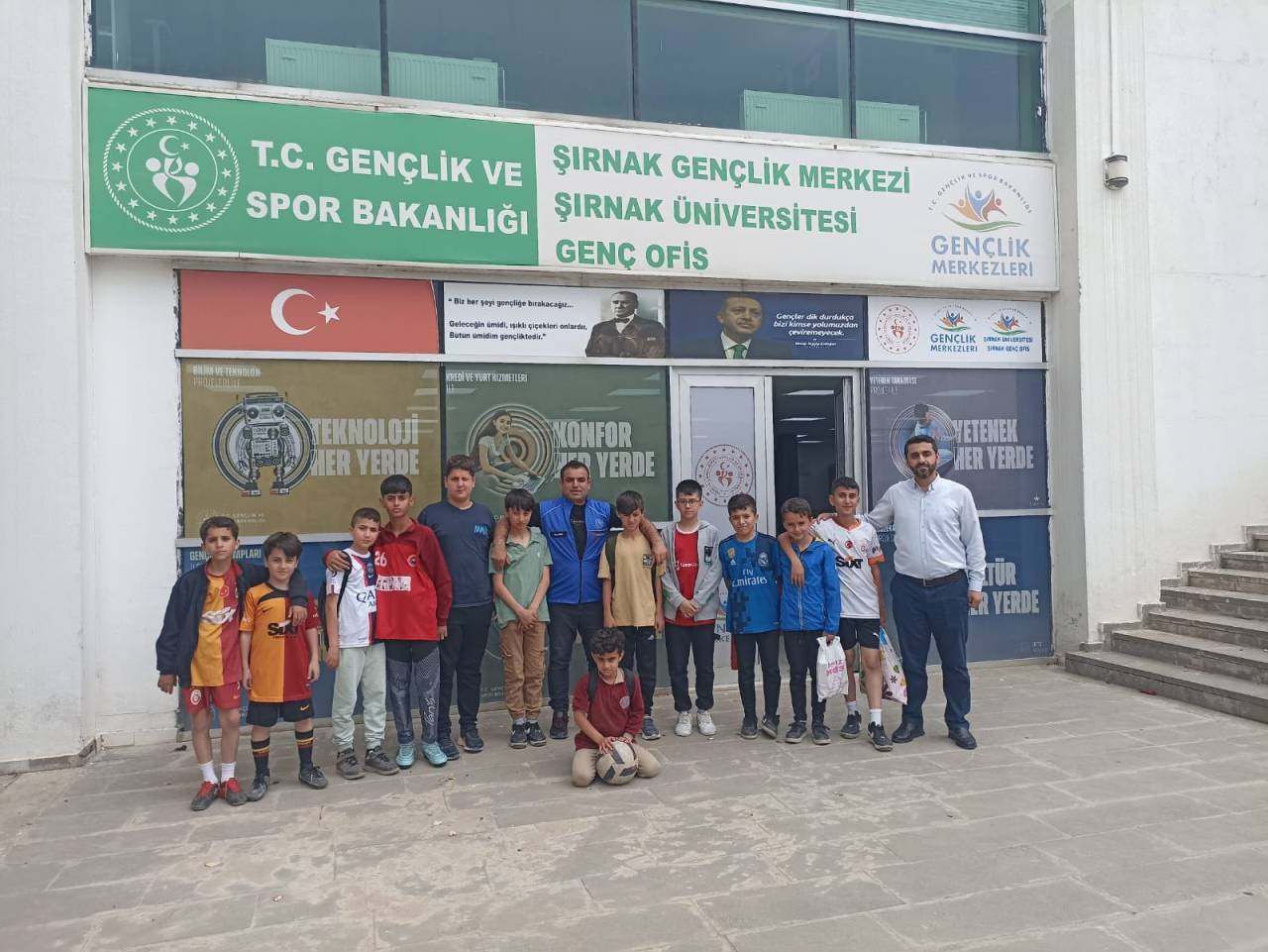 sirnakli-gencler-kampuste-gezdi-sahada-yildizlasti.jpg