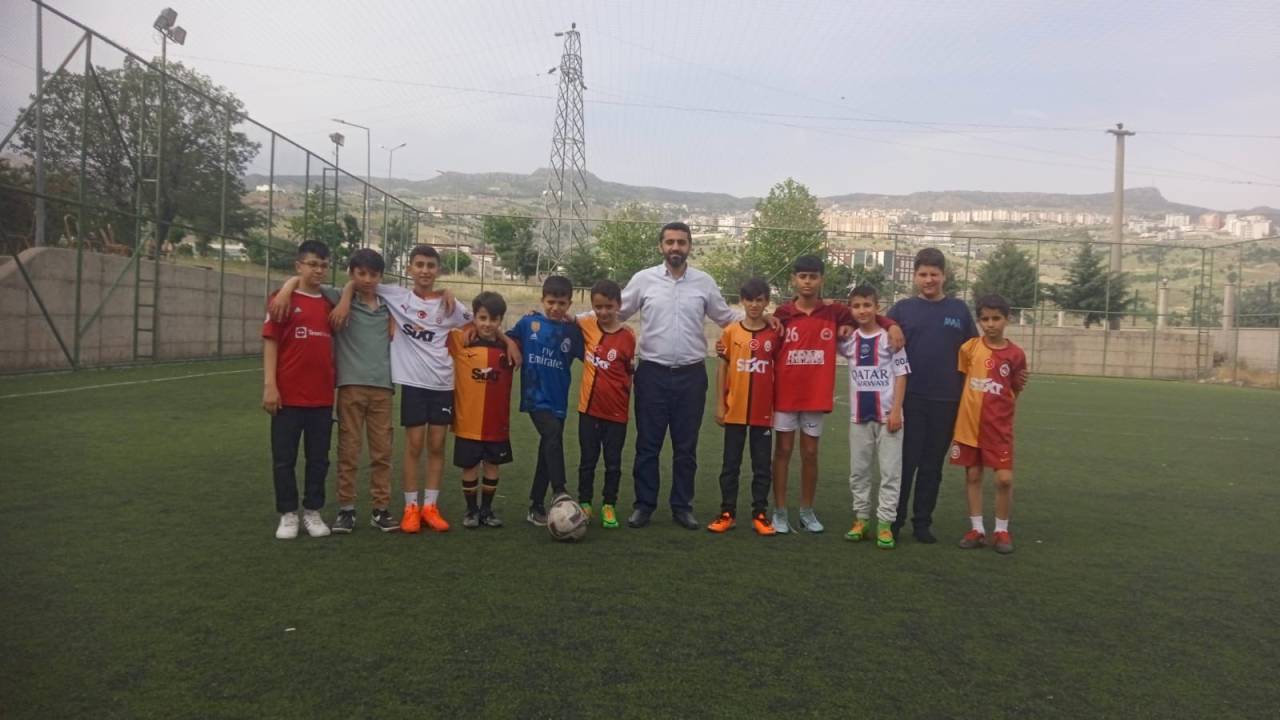 sirnakli-gencler-kampuste-gezdi-sahada-yildizlasti3.jpg