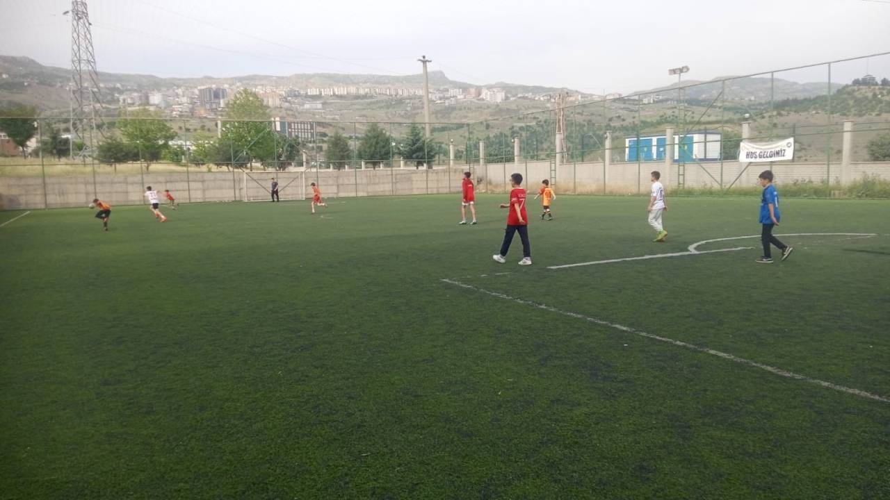 sirnakli-gencler-kampuste-gezdi-sahada-yildizlasti4.jpg