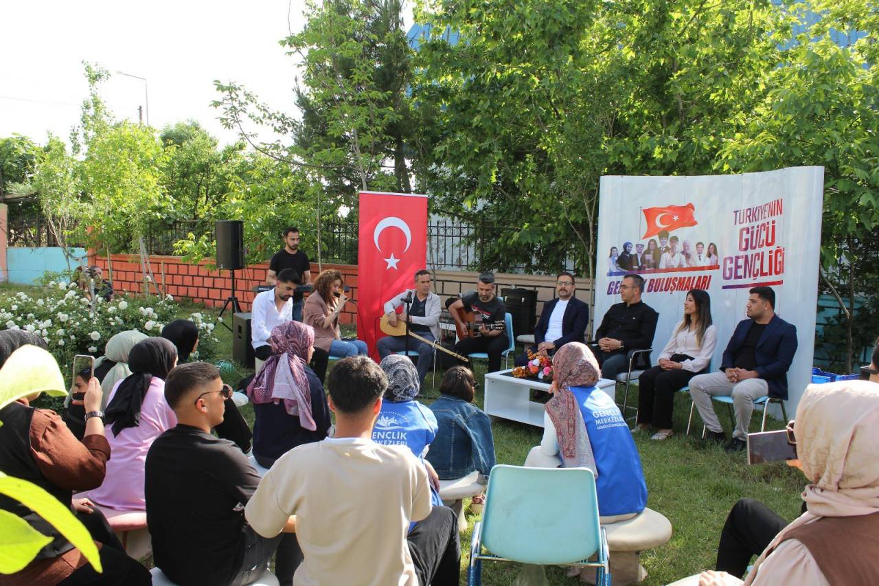 genclik-haftasi-kapsaminda-sirnakta-genclik-bulusmasi-gerceklestirildi.jpg