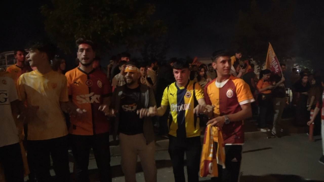 sirnakta-galatasaray-sampiyonlugu-coskuyla-kutlandi-fenerbahceli-taraftar-halay-cekti-1.jpeg