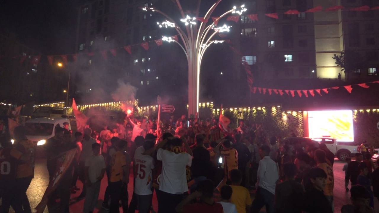 sirnakta-galatasaray-sampiyonlugu-coskuyla-kutlandi-fenerbahceli-taraftar-halay-cekti-3.jpeg