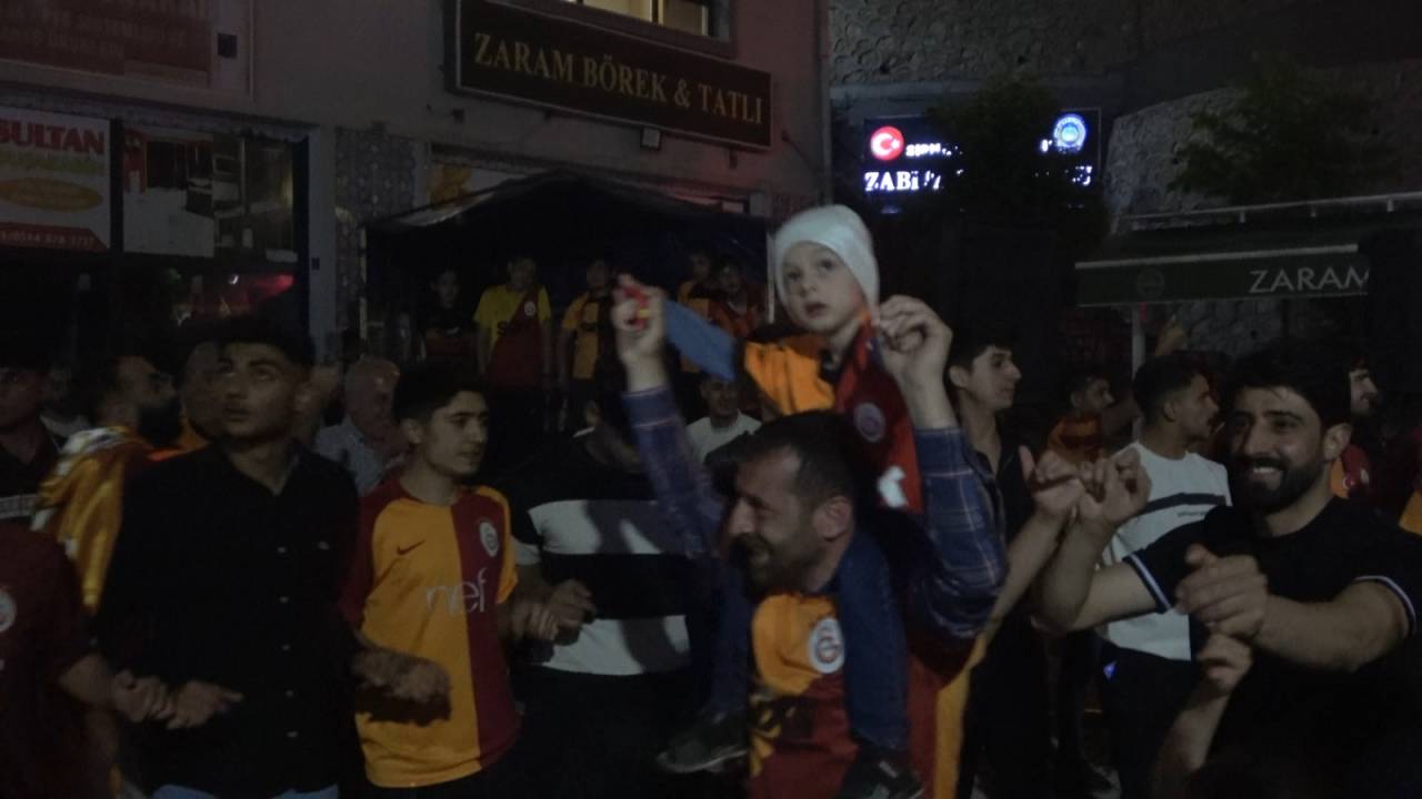 sirnakta-galatasaray-sampiyonlugu-coskuyla-kutlandi-fenerbahceli-taraftar-halay-cekti-4.jpeg