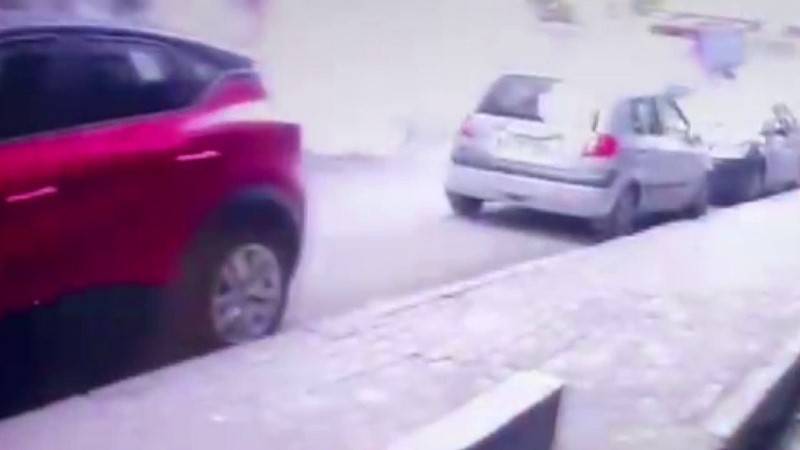 Güngören’de bir iş yerinde lazer kesim makinası patladı, 4 işyeri ve 2 araç hasar gördü