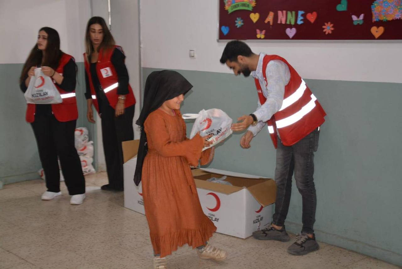rnak-kizilaydan-silopideki-ogrencilere-kiyafet-destegi4.jpg