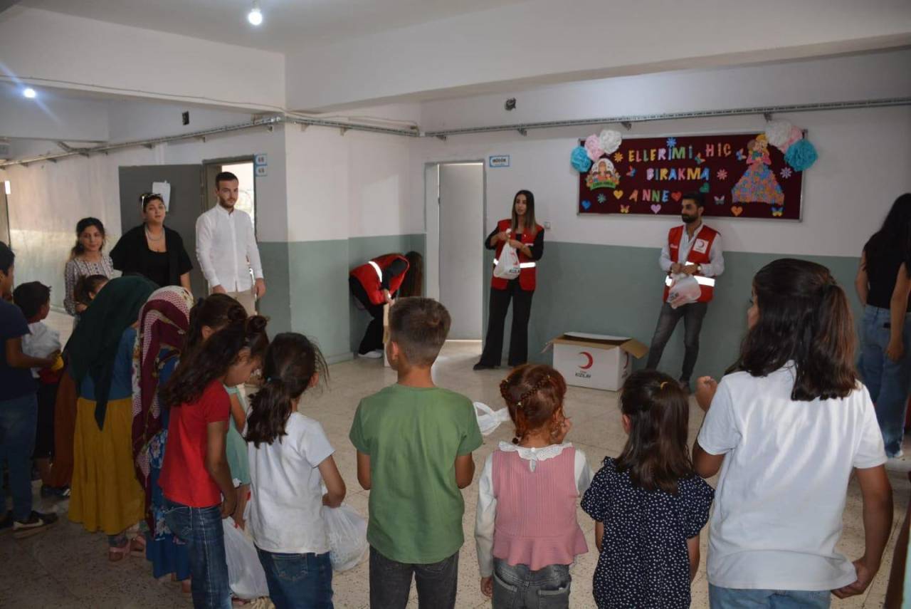 rnak-kizilaydan-silopideki-ogrencilere-kiyafet-destegi5.jpg