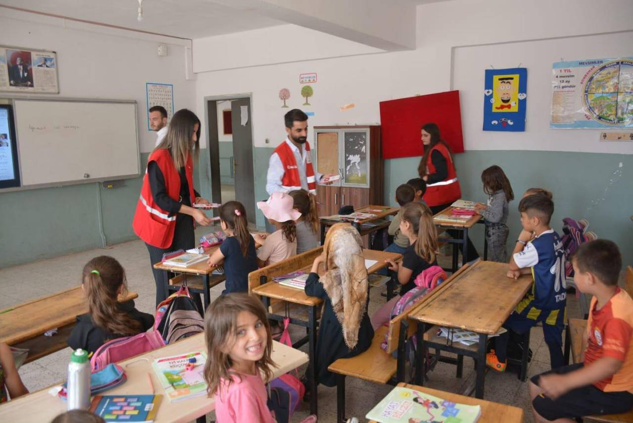 rnak-kizilaydan-silopideki-ogrencilere-kiyafet-destegi8.jpg