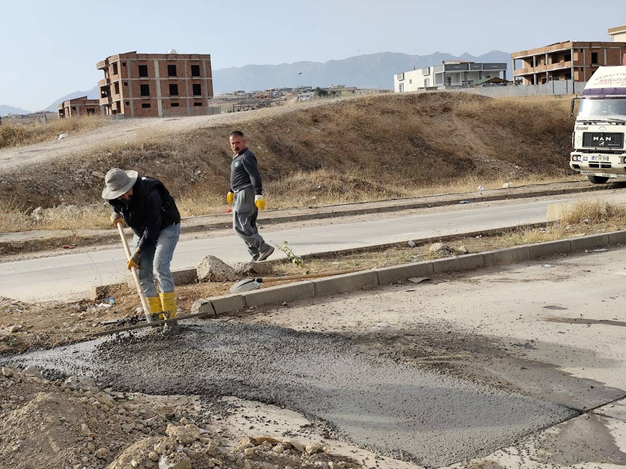 silopi-bersis-toki-konutlarin-yol-onarim-calismasi2.jpg