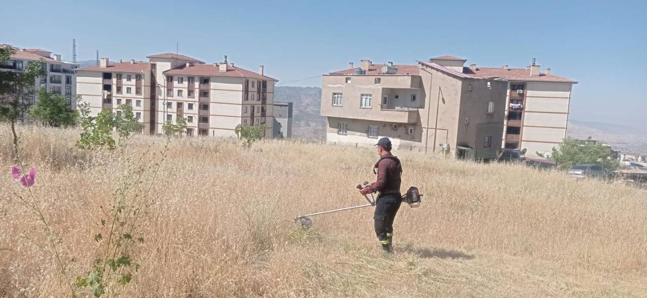 bayram-oncesi-sirnak-mezarliklarinda-kapsamli-temizlik-harekati.jpg