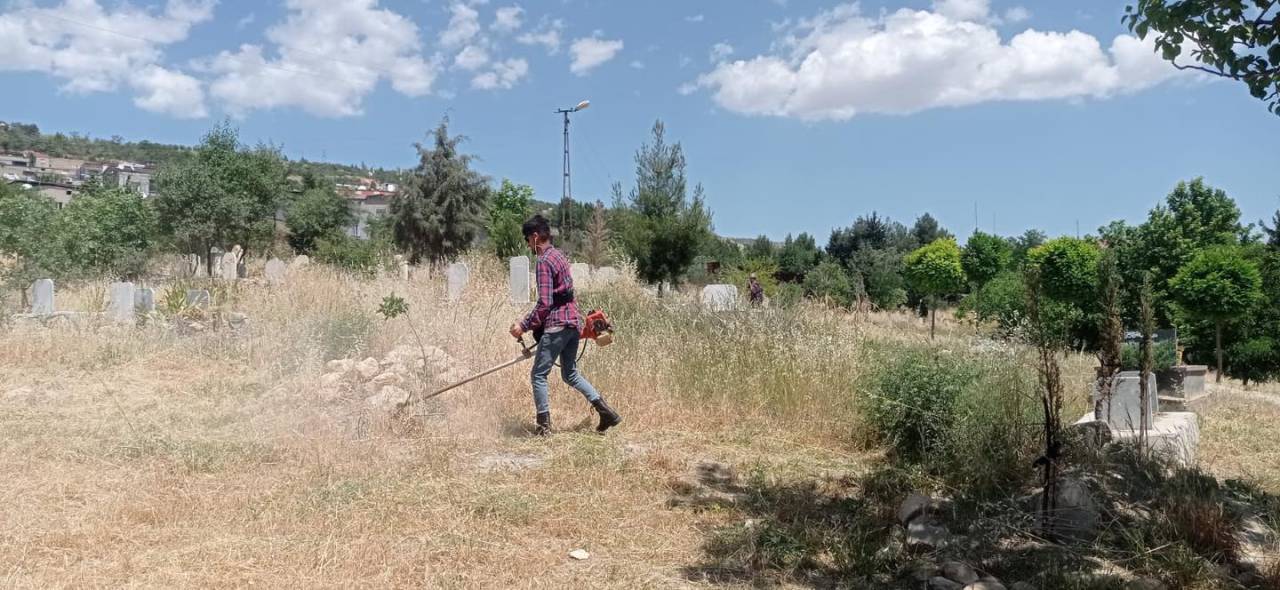 bayram-oncesi-sirnak-mezarliklarinda-kapsamli-temizlik-harekati3.jpg