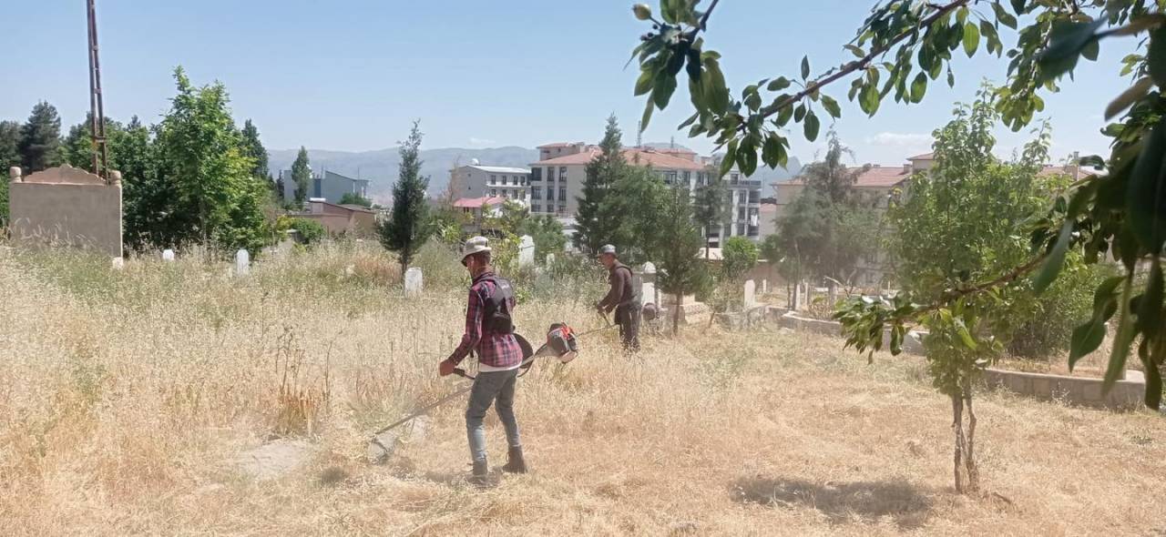 bayram-oncesi-sirnak-mezarliklarinda-kapsamli-temizlik-harekati6.jpg