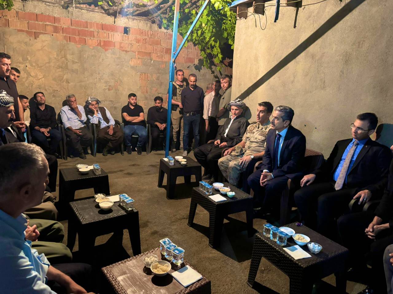 vali-ekici-eski-muhtar-ecerin-ailesine-taziye-ziyaretinde-bulundu2.jpg
