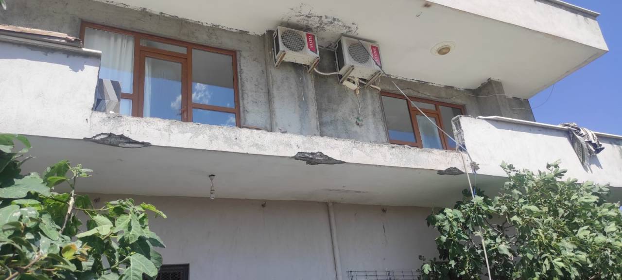saniyeler-icinde-dehset-balkon-keyfi-kabusa-dondu-2.jpg