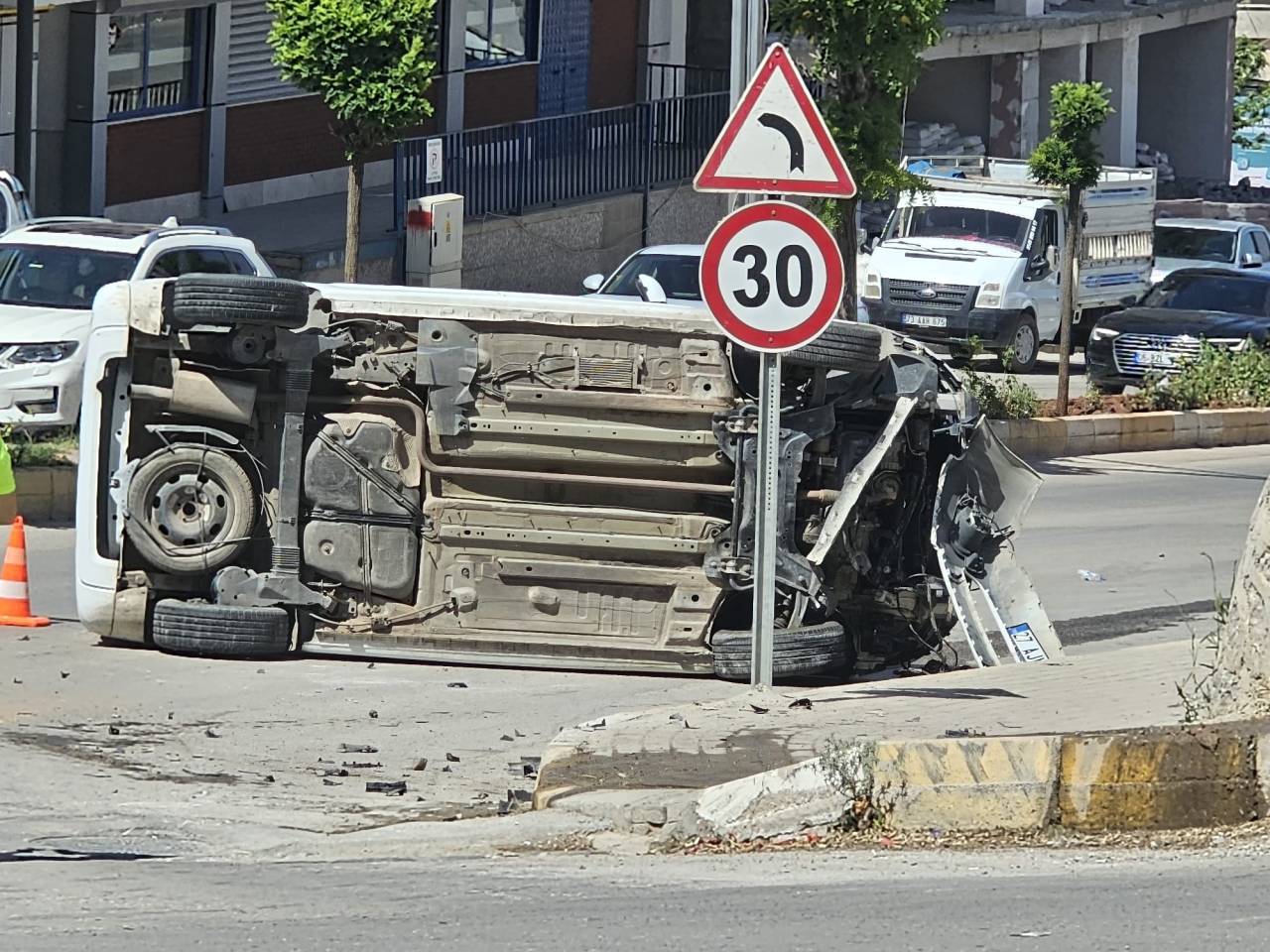 rnakta-trafik-kazasi-arac-yan-yatti-2-kisi-yaralandi-1.jpeg