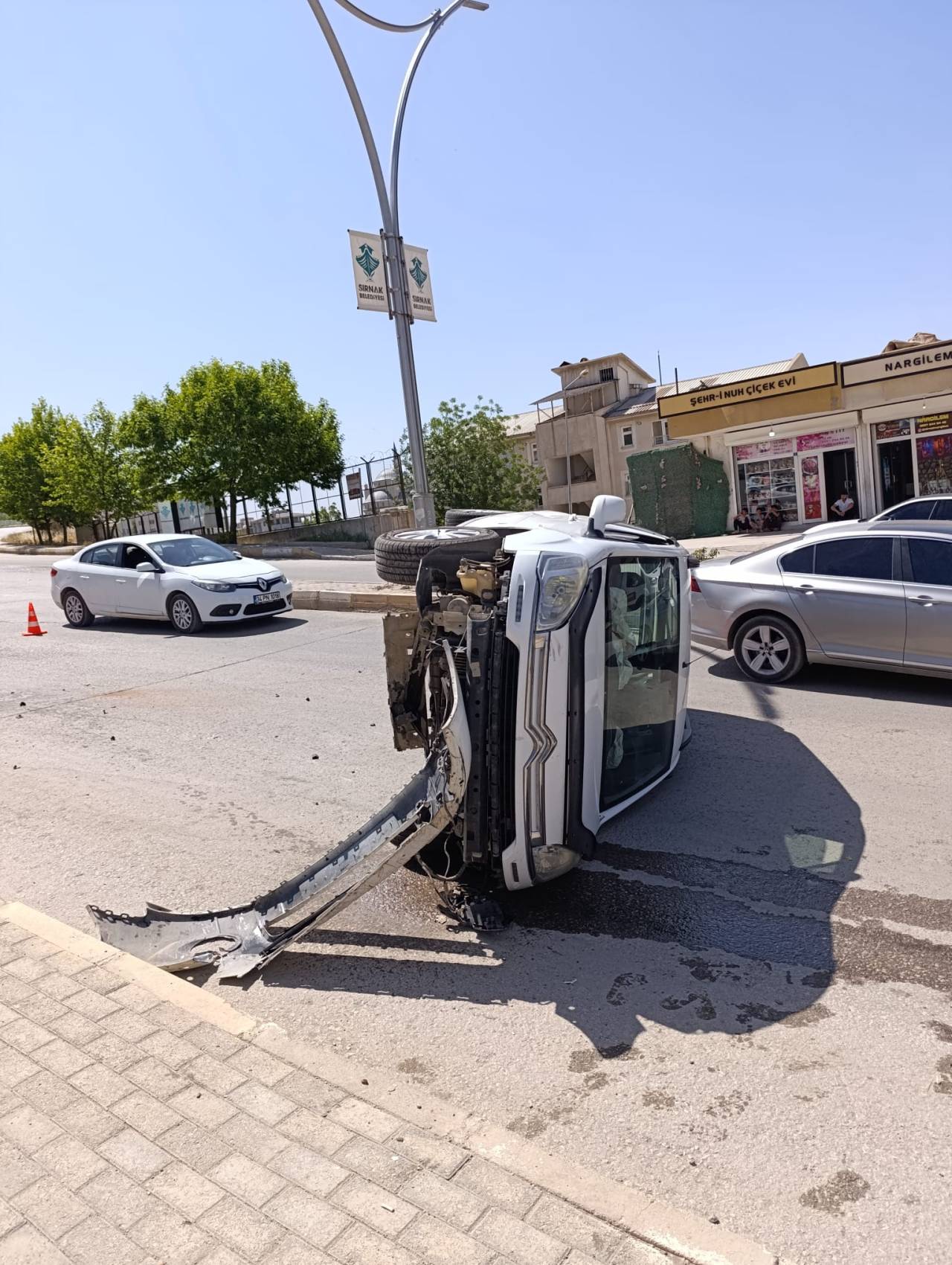 rnakta-trafik-kazasi-arac-yan-yatti-2-kisi-yaralandi-2.jpeg
