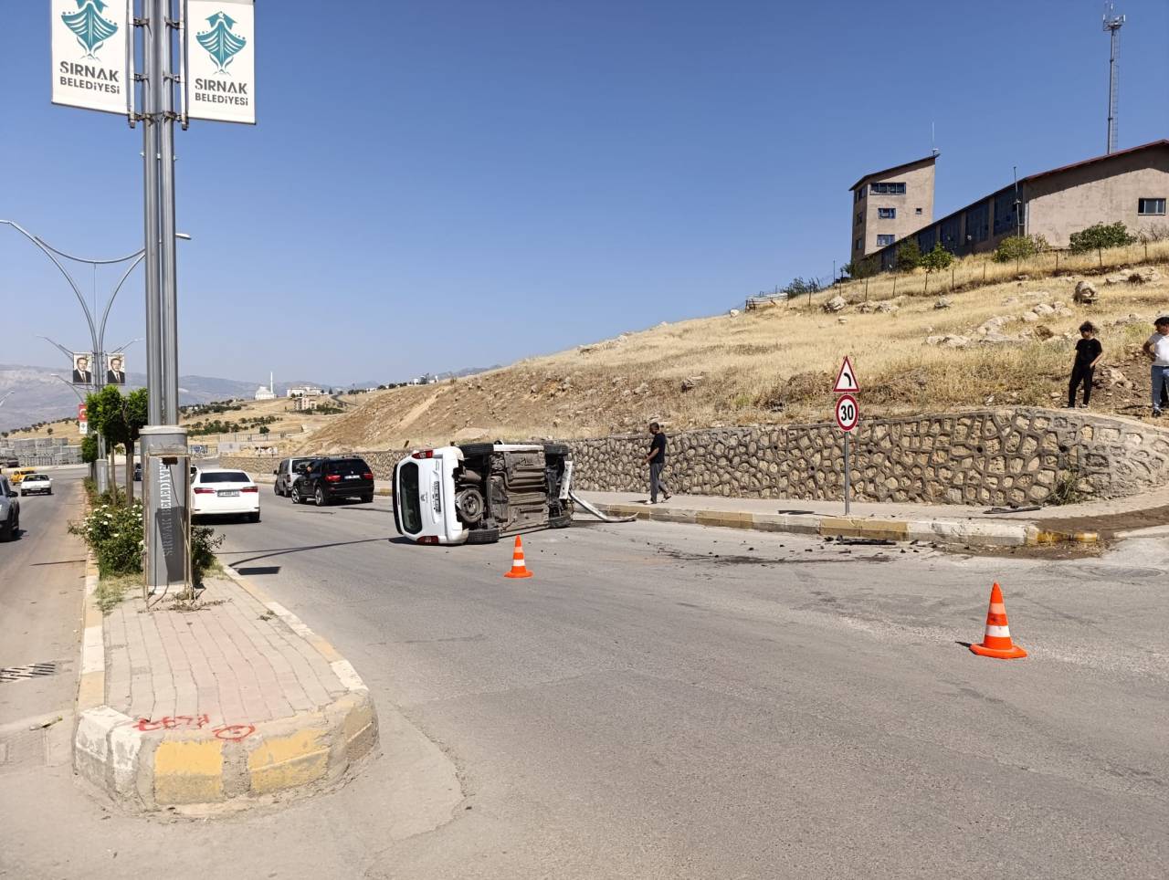 rnakta-trafik-kazasi-arac-yan-yatti-2-kisi-yaralandi-4.jpeg