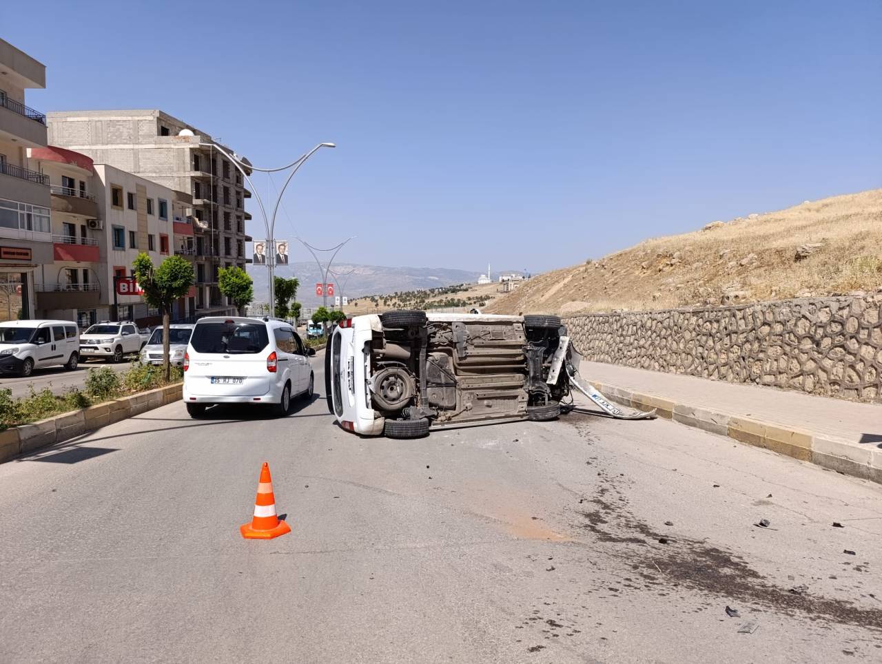 rnakta-trafik-kazasi-arac-yan-yatti-2-kisi-yaralandi-5.jpeg