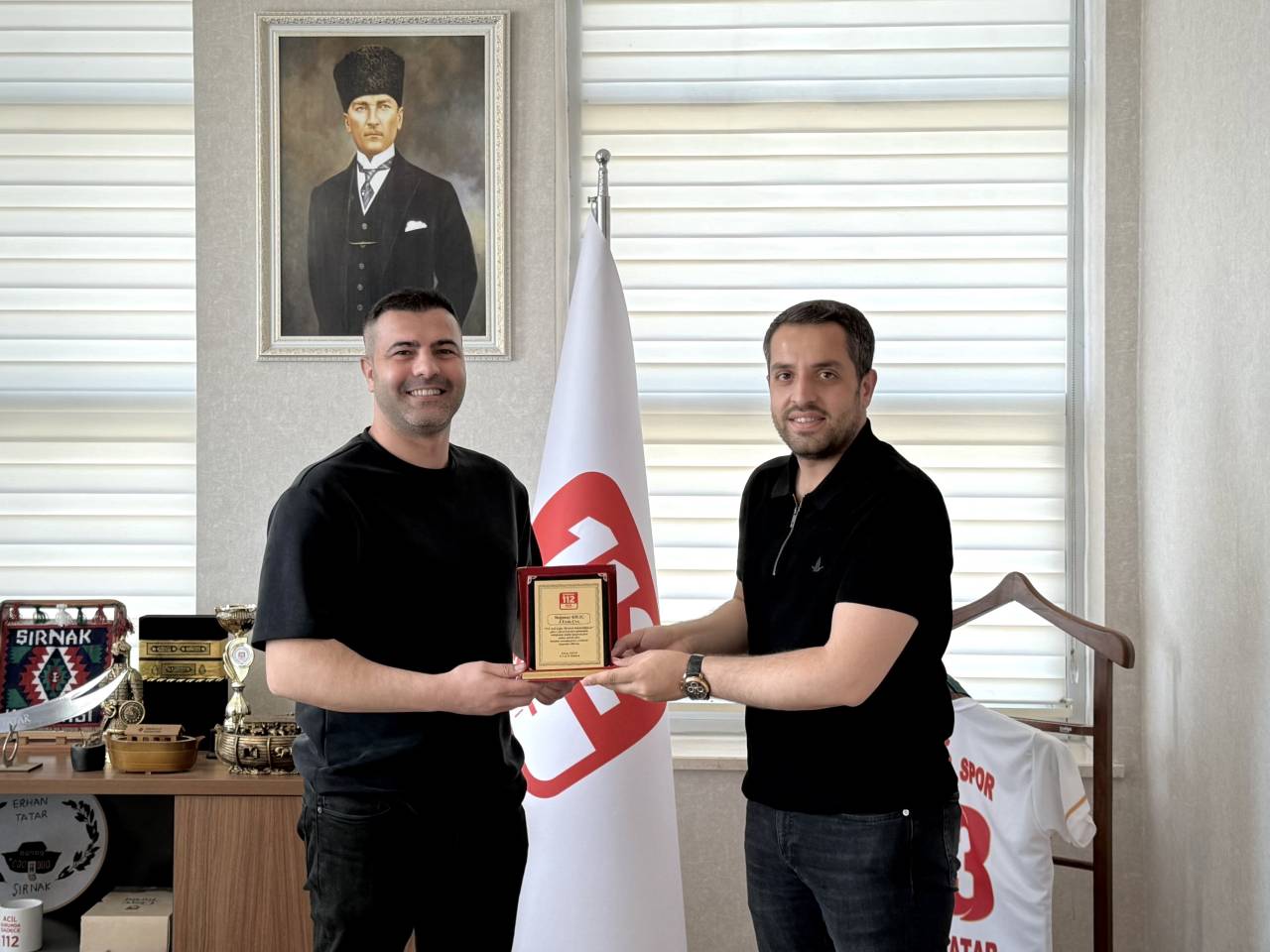 sirnak-112de-duygusal-veda-tayini-cikan-personele-plaket-takdimi2.jpg