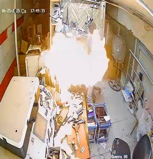 Cep telefonu tamir esnasında bomba gibi patladı