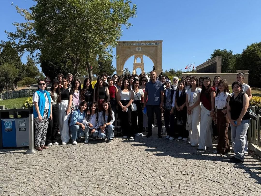 ogrencilerimiz-canakkalede-genclik-ve-spor-bakanligimiz-tarafindan-hayata-gecirilen-kultur-ve-medeniyet-gezileri-kapsaminda-ogrencilerimiz-tarihimizin-donum-noktalarindan-biri-olan-canakkale-ilimizi-ziyar-2.jpg