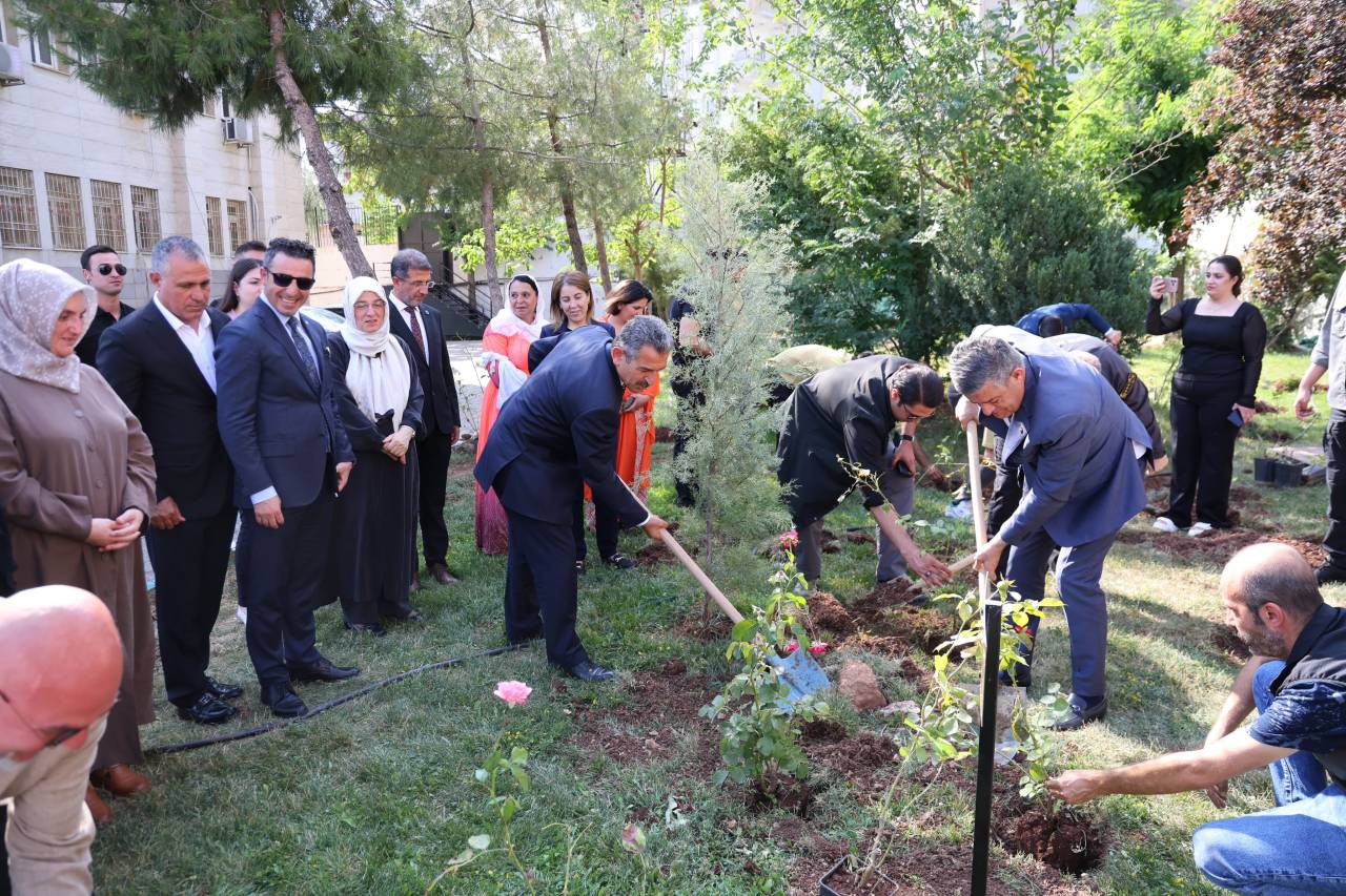 sirnak-valiliginde-15-temmuz-sehitleri-anisina-gul-fidani-dikimi4.jpg