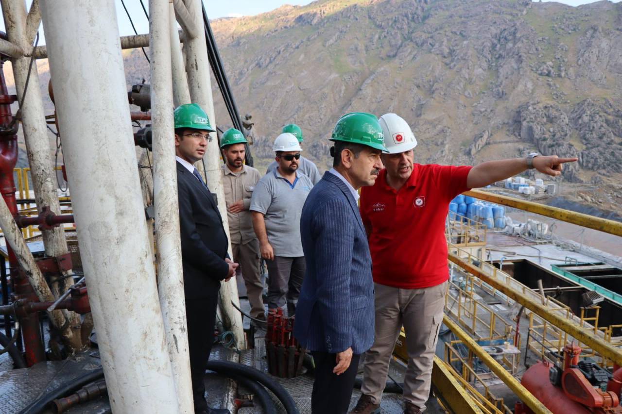 sirnak-valisi-ekici-beytussebap-petrol-kuyusunu-inceledi.jpg