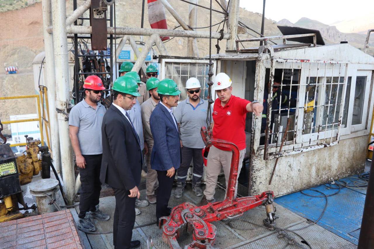 sirnak-valisi-ekici-beytussebap-petrol-kuyusunu-inceledi2.jpg