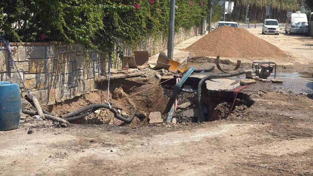 Yahşi’de su isale hattı patladı, yol trafiğe kapandı