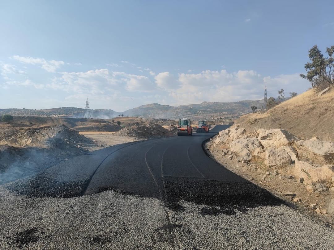 belediyemiz-ile-il-ozel-idaresi-is-birliginde-yurutulen-bilmat-yolu-asfaltlama-calismalari-yogun-1.jpg