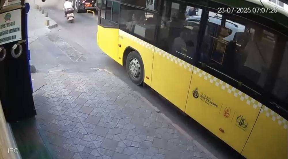 Beyoğlu’nda vinç lastiği refüjde patladı: 1’i çocuk 2 yaralı