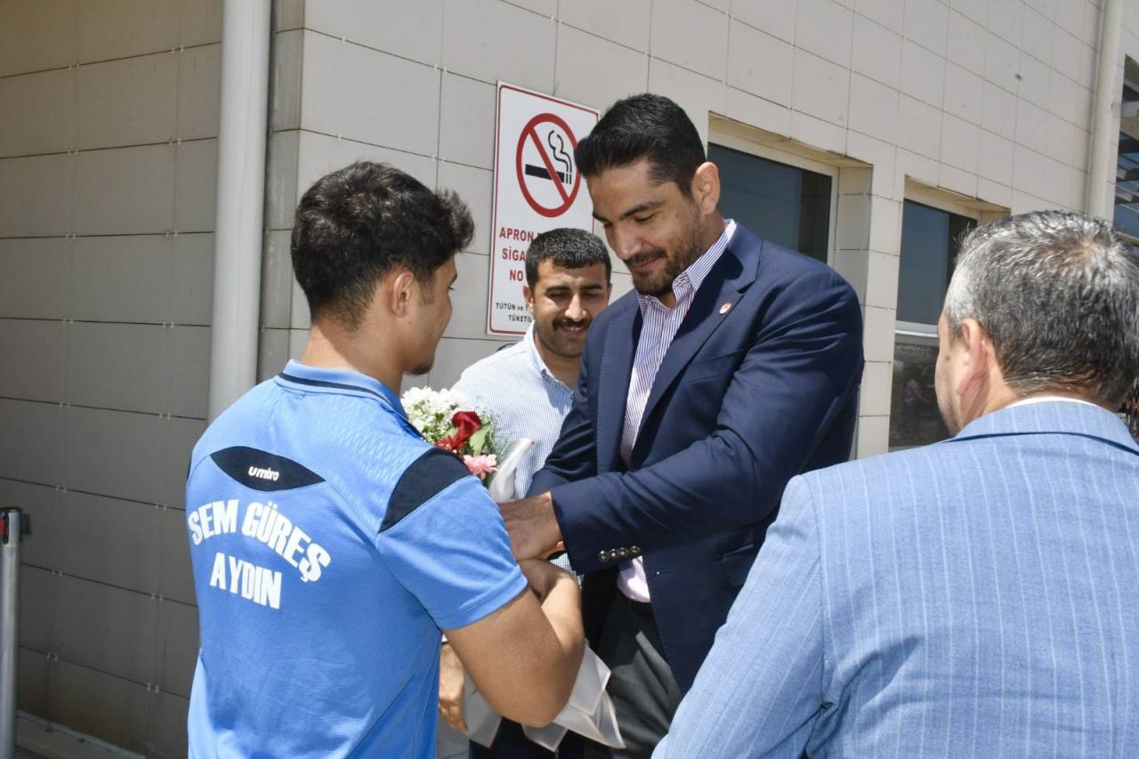 olimpiyat-madalyali-sampiyon-taha-akgul-sirnakta-coskuyla-karsilandi1.jpg