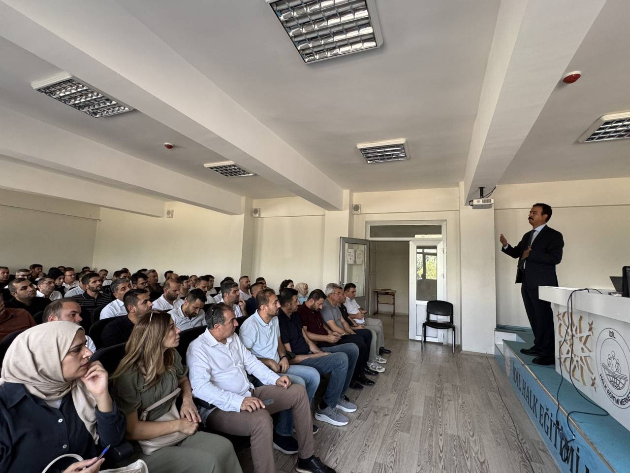 sirnakta-okul-mudurlerine-yonelik-egitim-semineri-duzenlendi2.jpg