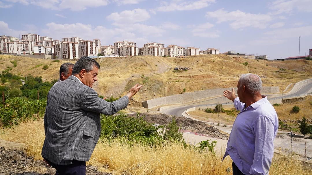 belediye-baskanimiz-sayin-mehmet-yarka-bahcelievler-mahallesi-siirt-yolu-guzergahinda-yol-cali-1.jpg