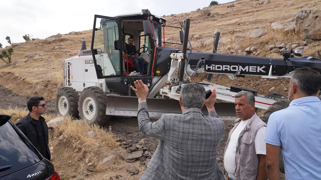 belediye-baskanimiz-sayin-mehmet-yarka-bahcelievler-mahallesi-siirt-yolu-guzergahinda-yol-cali-3.jpg