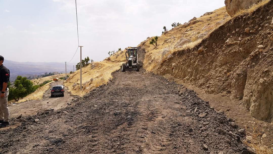 belediye-baskanimiz-sayin-mehmet-yarka-bahcelievler-mahallesi-siirt-yolu-guzergahinda-yol-cali-4.jpg