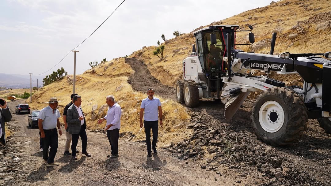belediye-baskanimiz-sayin-mehmet-yarka-bahcelievler-mahallesi-siirt-yolu-guzergahinda-yol-cali.jpg